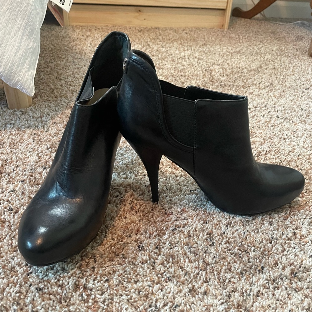 Black leather Guess Booties